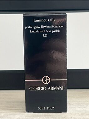 Giorgio Armani Luminous Silk Perfect Glow Foundation - Shade 4.25 (Neutral)
